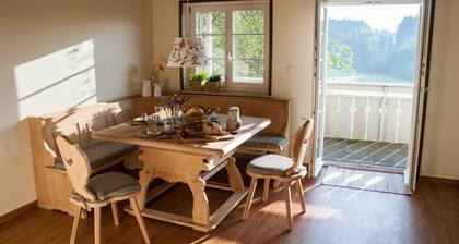 Spacious apartment in a quiet secluded location, large balcony and garden