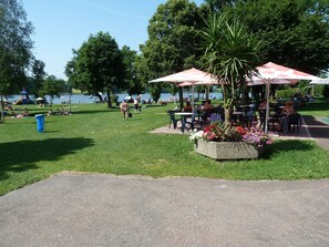 تناول الطعام بالخارج