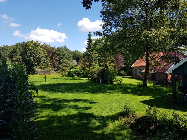 Property grounds - Cozy, detached vacation home with fireplace (Wiesmoor)
