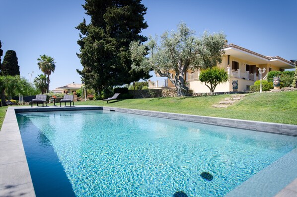 Utendørsbasseng og et oppvarmet basseng