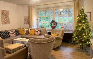 TV, fireplace, DVD player, books - Family-friendly home for 10 persons, big garden, Fireplace, 4 km ski carousel. (Winterberg)