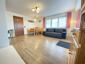 Fernseher, Bücher, Stereoanlage