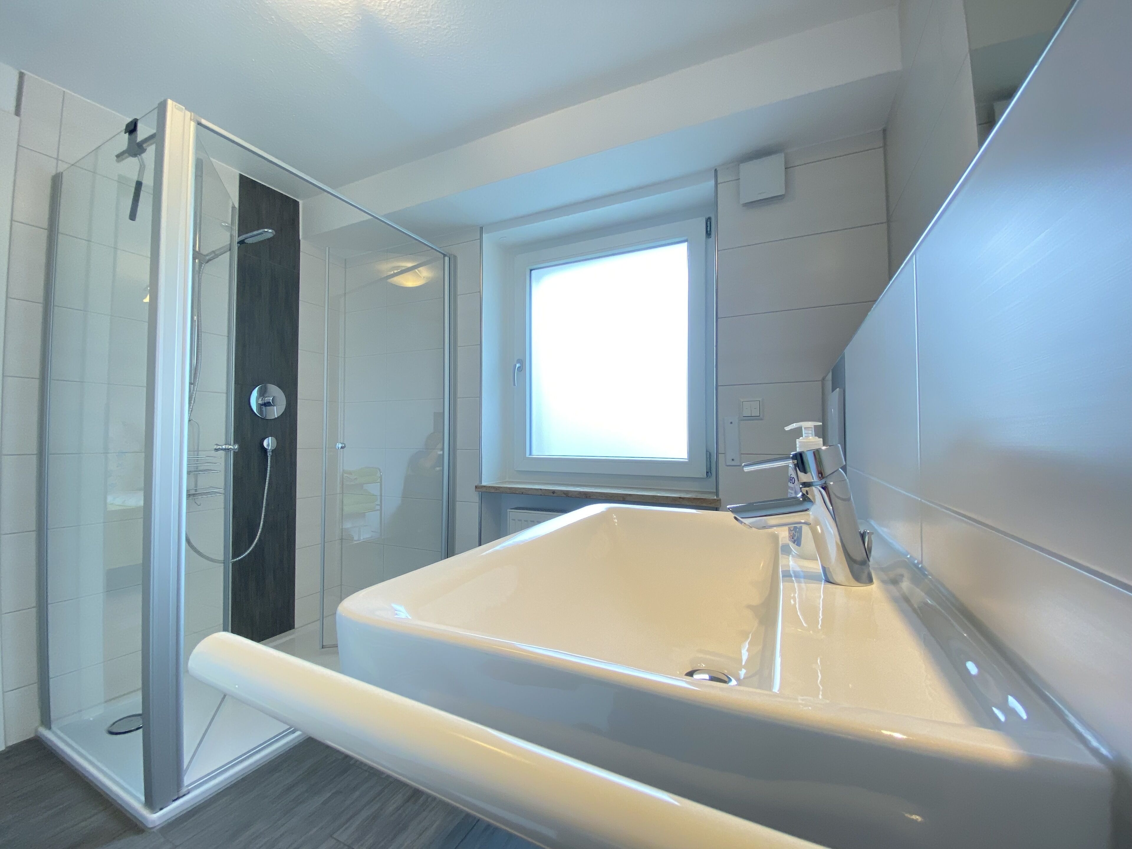 Dusche, Haartrockner, Handtücher, Seife