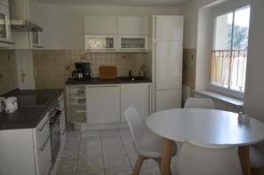 Coffee/tea maker, fridge, microwave, oven