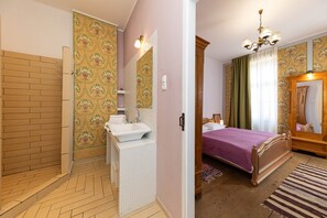 5 Schlafzimmer, Schreibtisch, Bügeleisen/Bügelbrett, kostenloses WLAN