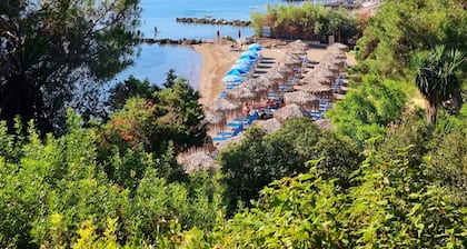 Unique view, private beach path, 5km from Corfu City, beautiful Corfiot villa.