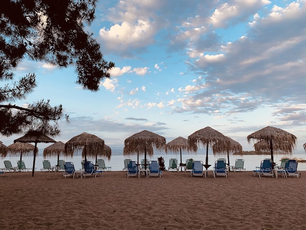 Plage, chaises longues, serviettes de plage