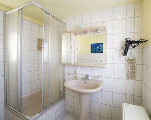 Dusche, Haartrockner, Handtücher, Seife