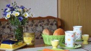 A table with a floral vase, bread, and a jar of jam. - "Pure nature" ... Vacation in the Harz Mountains (Stiege)