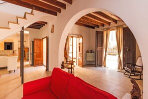 Smart TV, DVD player, books, music library - Authentic village house with sea views in the heritage district of Andratx (Andratx)