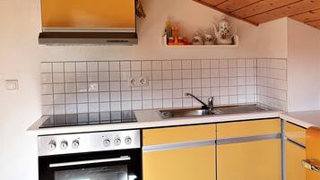 Kühlschrank, Ofen, Herdplatte, Wasserkocher mit Kaffee-/Teezubehör