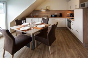 Kühlschrank, Mikrowelle, Ofen, Geschirrspüler