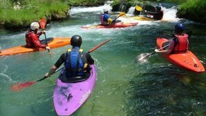 Un grupo de kayakistas en un río.