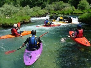Un groupe de personnes pratiquant le kayak sur une rivière.
