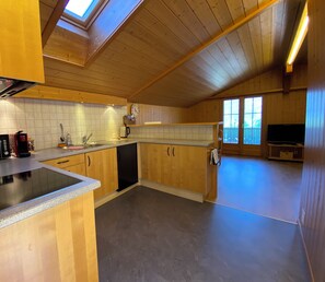 Jääkaappi, mikroaaltouuni, uuni, liesi