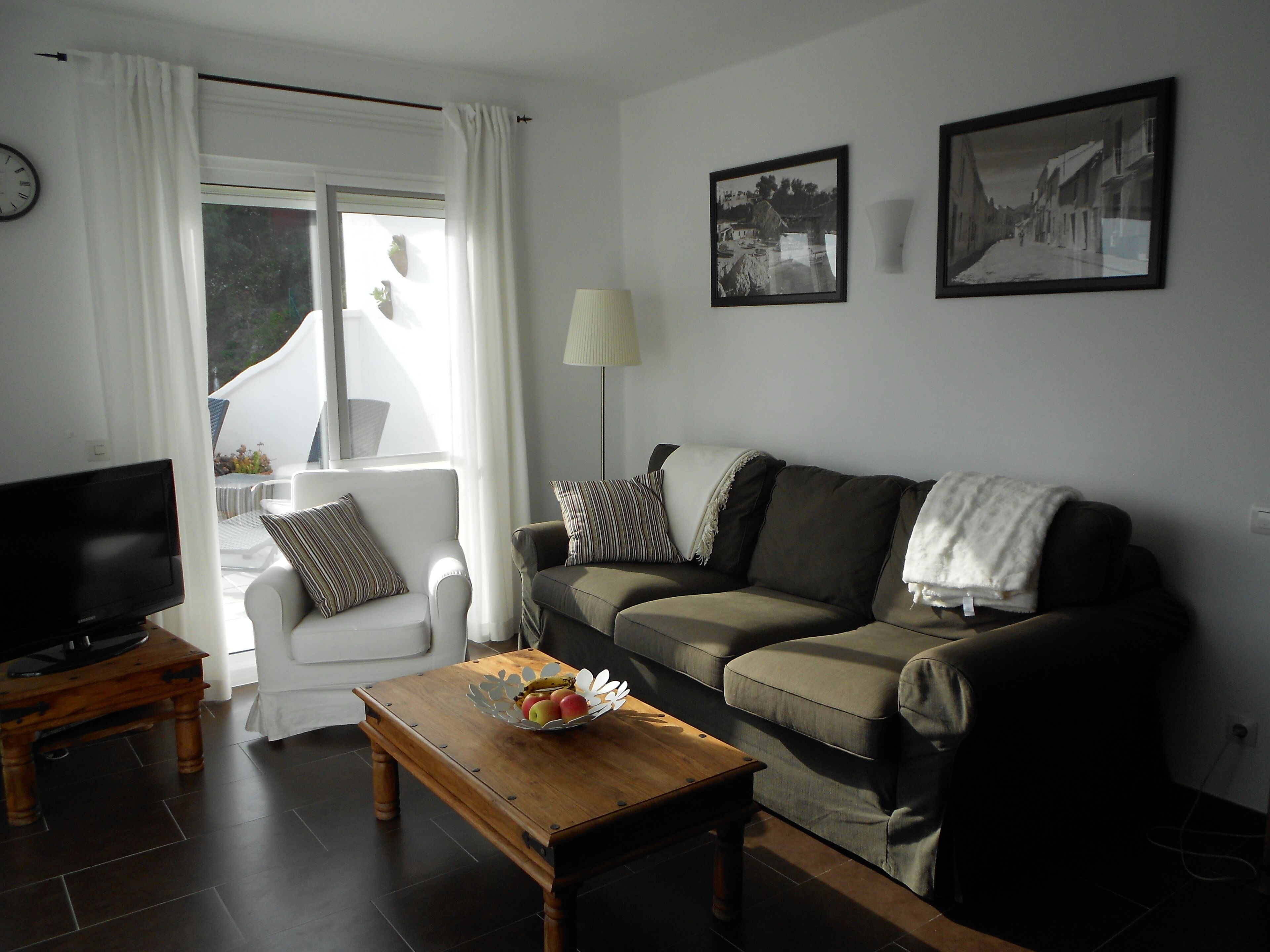 TV, DVD player, books, stereo