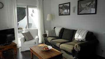 TV, DVD player, books, stereo