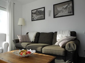 TV, DVD player, books, stereo