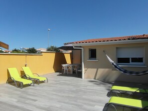 Outdoor dining - Friendly renovated house, modern&comfortable, ideal location, close to the beach (Hourtin)