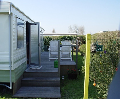 Großzügiger, freundlich eingerichteter, ruhig gelegener Caravan in Strandnähe