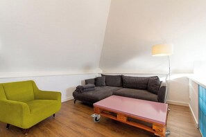 Una televisión, un reproductor de DVD, una videoteca