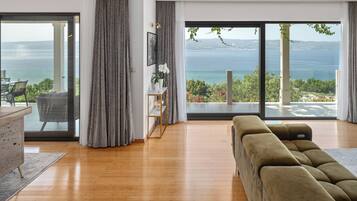 Een smart-tv en een open haard