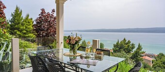 Villa Parsella 170m from the sandy beach with 5 bedrooms, pool, wellness, sea view 