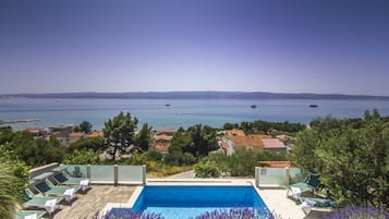 Een buitenzwembad, een verwarmd zwembad