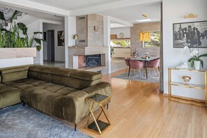 Smart TV, fireplace