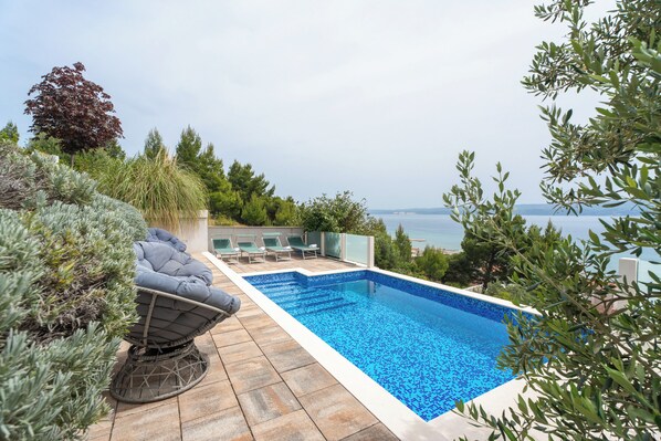 Alberca al aire libre y alberca climatizada