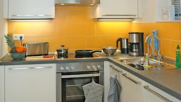 Fridge, microwave, stovetop, dishwasher