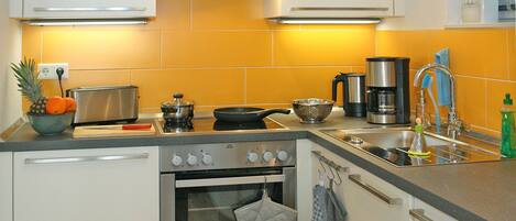 Réfrigérateur, micro-ondes, plaque de cuisson, lave-vaisselle