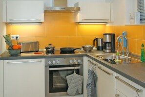 ثلاجة، ميكروويف، موقد طهي مسطح، غسالة أطباق