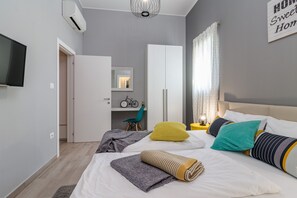 A modern bedroom with a bed, a wardrobe, a desk, and a television. - Warm, sunny, private and family friendly villa, where pets are welcome (Svetvinčenat)