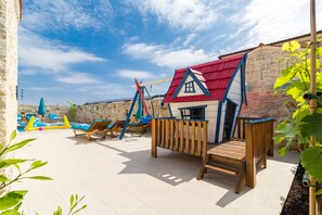 Children's area - Warm, sunny, private and family friendly villa, where pets are welcome (Svetvinčenat)