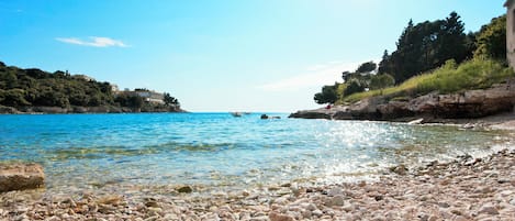 Perto da praia, espreguiçadeiras