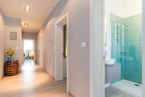 Een douche, een haardroger, handdoeken, zeep