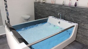 浴槽、ヘアドライヤー、タオル、石鹸