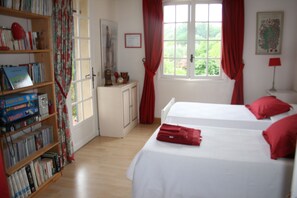 4 عدّة غرف نوم ومكواة/لوح كي وسرير سفر وواي فاي مجانًا