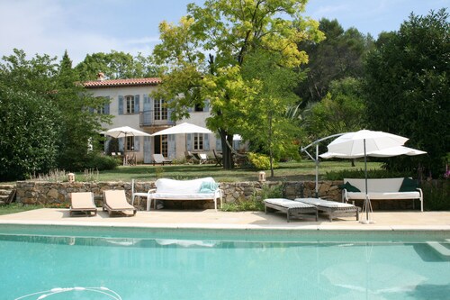 Silence, space, large swimming pool, countryside, near Valbonne.