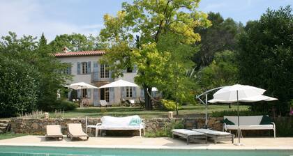 Silence, space, large swimming pool, countryside, near Valbonne.