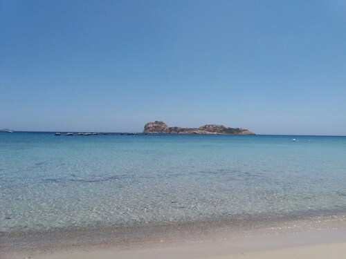 Grand hôtel moderne en banlieue. Terrasse, WiFi, véranda faible