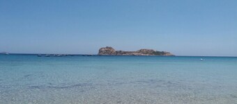 Large modern hotel in the suburbs. Terrace, WiFi, conservatory low