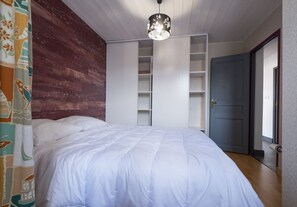 2 bedrooms, iron/ironing board, travel cot, WiFi