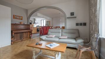 智能電視、DVD 播放機、書籍、音響