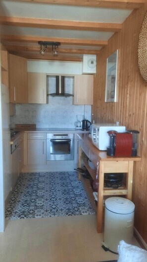 Een koelkast, een microgolfoven, een oven, een kookplaat