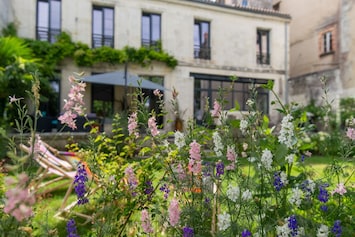 Jardin de 350m2 - avec pleine de fleur, fruit et tomates