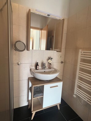 Bruser, miljøvenlige toiletartikler, hårtørrer, håndklæder
