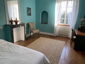 9 Schlafzimmer, Schreibtisch, Bügeleisen/Bügelbrett, Reisekinderbett