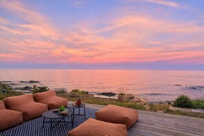 Terrace/patio - Amazing oceanfront villa with private pool & jacuzzi, private access to the sea  (Sari-Solenzara)